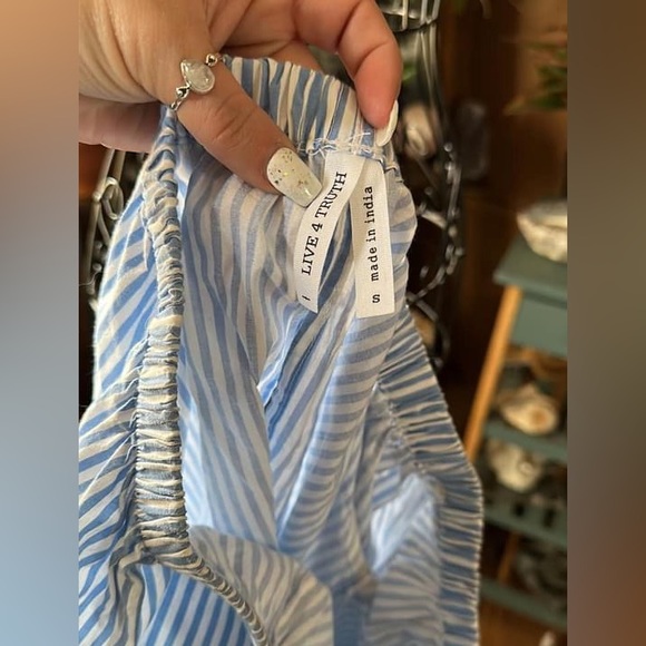 Live 4 Truth women’s off shoulder open back ruffle shirt stripped nwot small - Picture 4 of 4